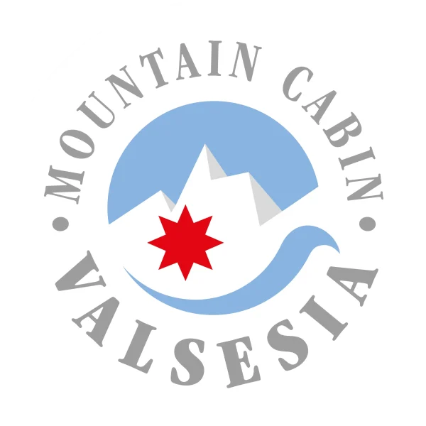 Rode ster in het logo van Mountain Cabin Valsesia met bergen en blauwe rivier in Valsesia Piemonte Italië