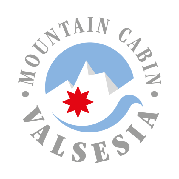 Roter Stern im Logo von Mountain Cabin Valsesia mit Bergen und blauem Fluss in Valsesia im Piemont, Italien