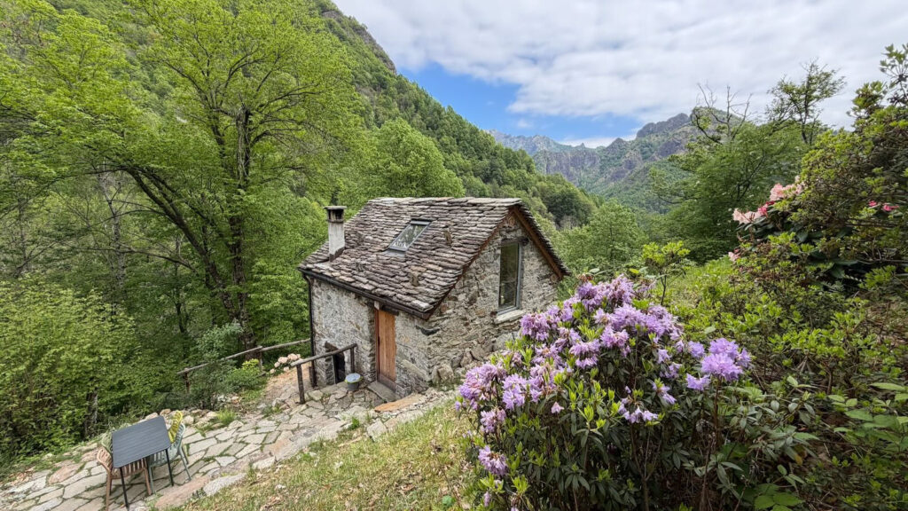 Authentische Berghütte aus Naturstein mitten in der Natur von Valsesia in Piemonte, Norditalien