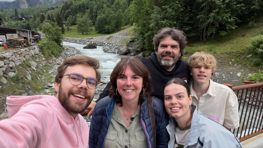 Miranda en Klaas van Elsacker met hun gezin in Valsesia, eigenaren van Mountain Cabin Valsesia in de Italiaanse Alpen aan de voet van de Monte Rosa.